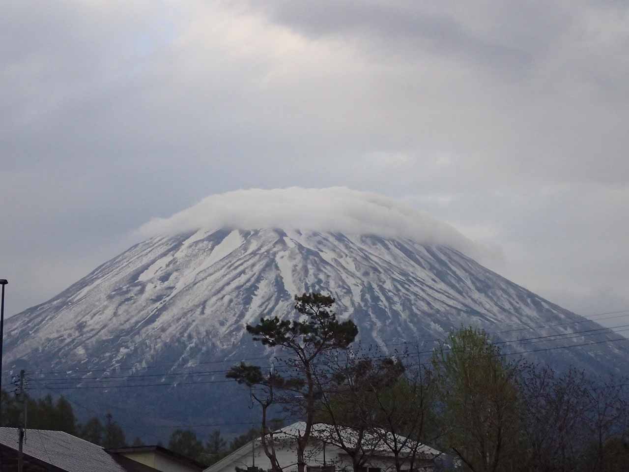 羊蹄山　ニセコ　笠雲
