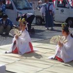 浦幌おっぱい神社で神輿を担ぎ街の発展と豊作大漁を願う