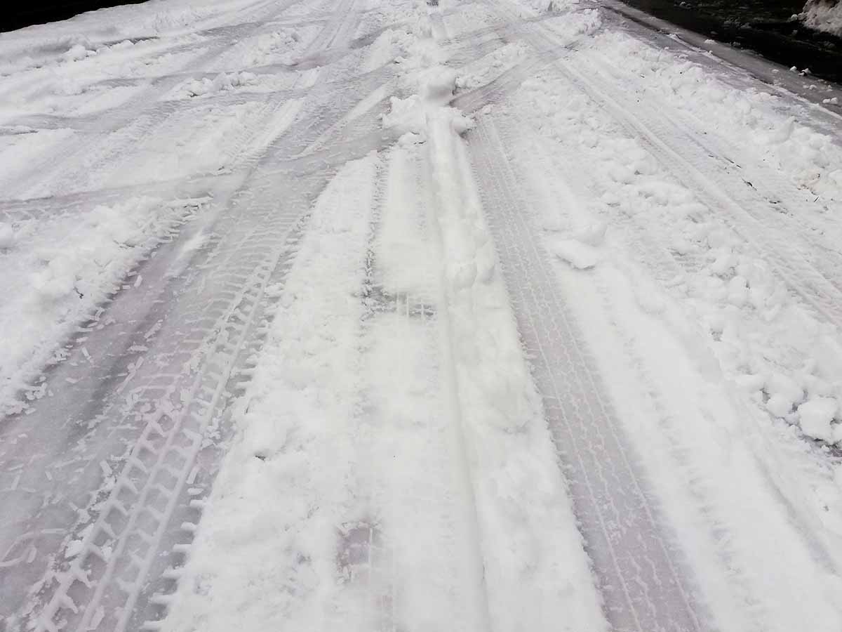 雪が積もる道路