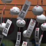 日本三稲荷竹駒神社へ夏詣へ　無数の風鈴が出迎える中ご先祖様へお祈りを捧げる